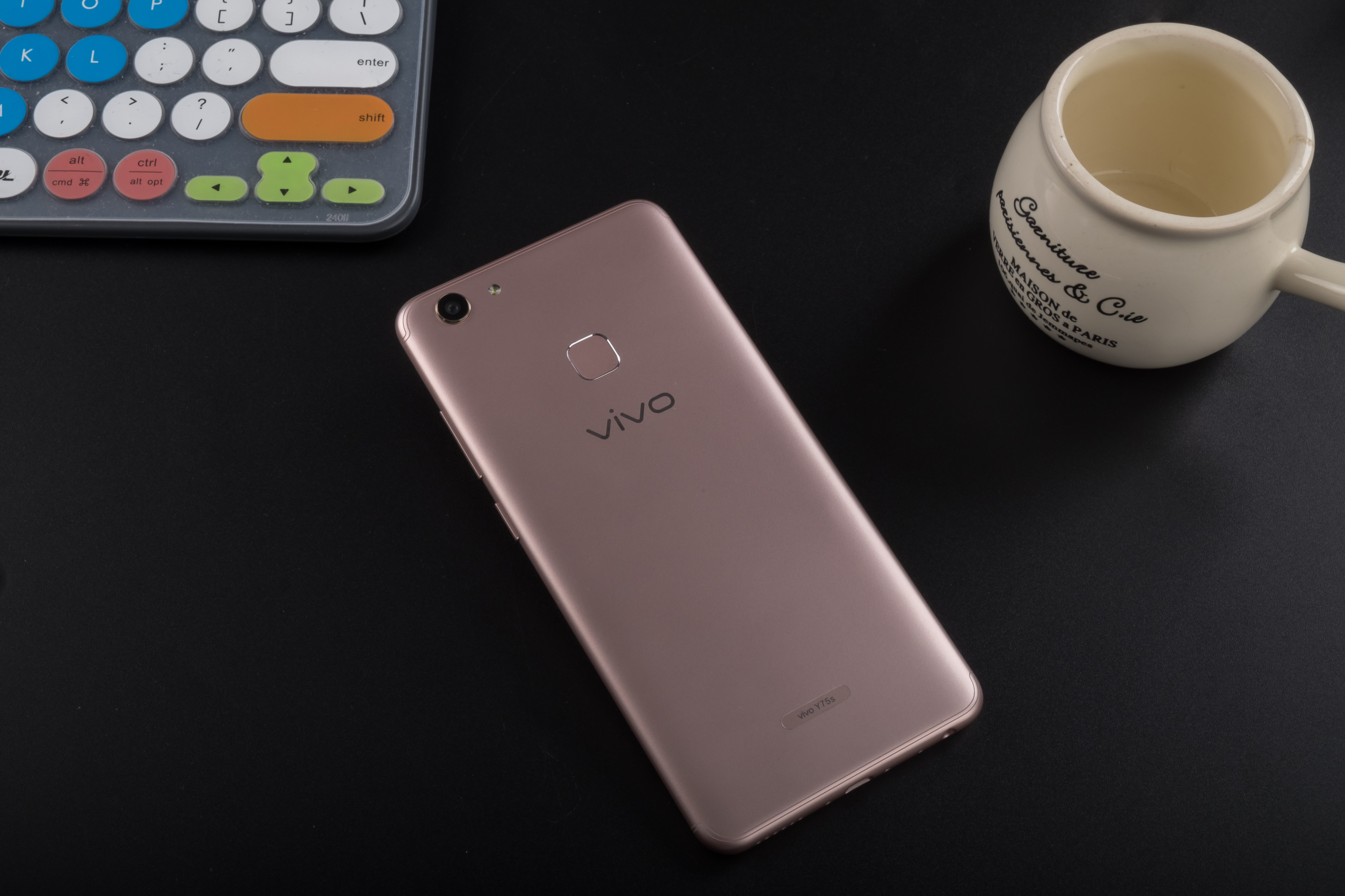 成绩突出的"中等生 全面屏vivo y75s图赏