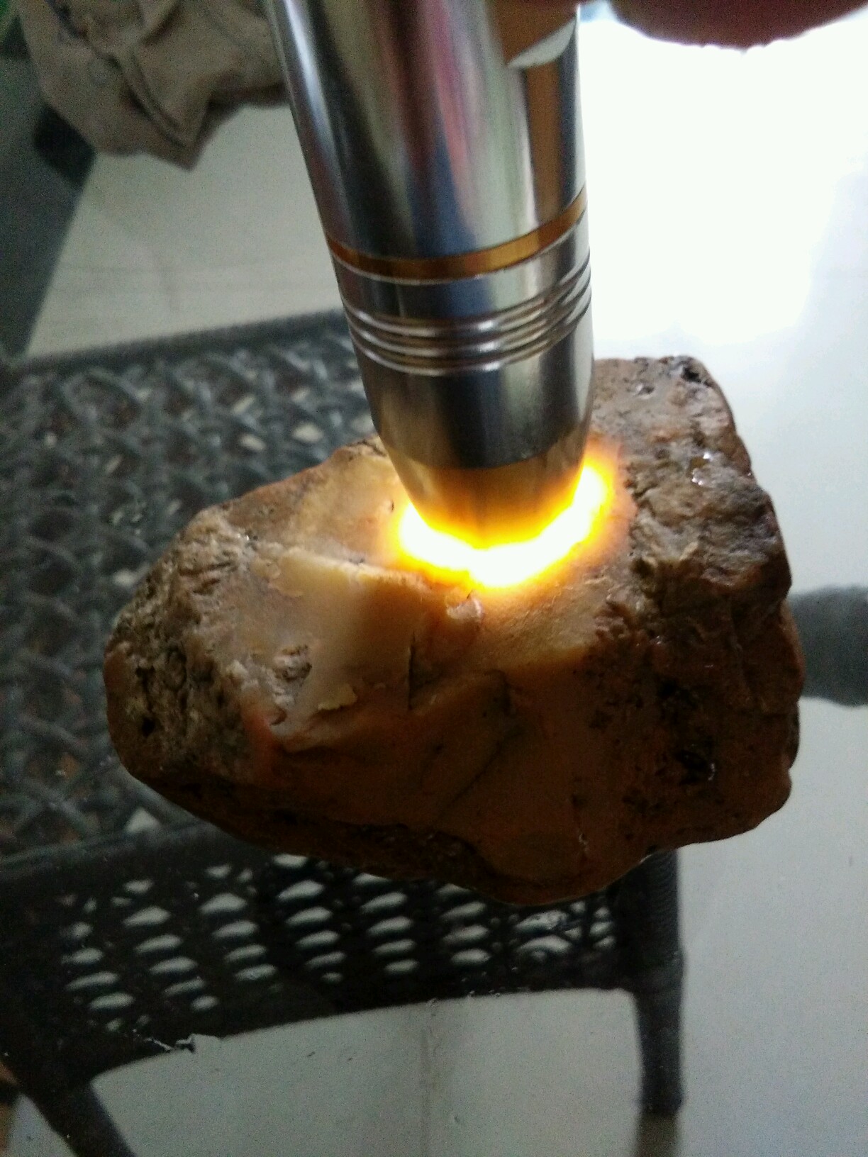 大家看看哪个像黄腊石?