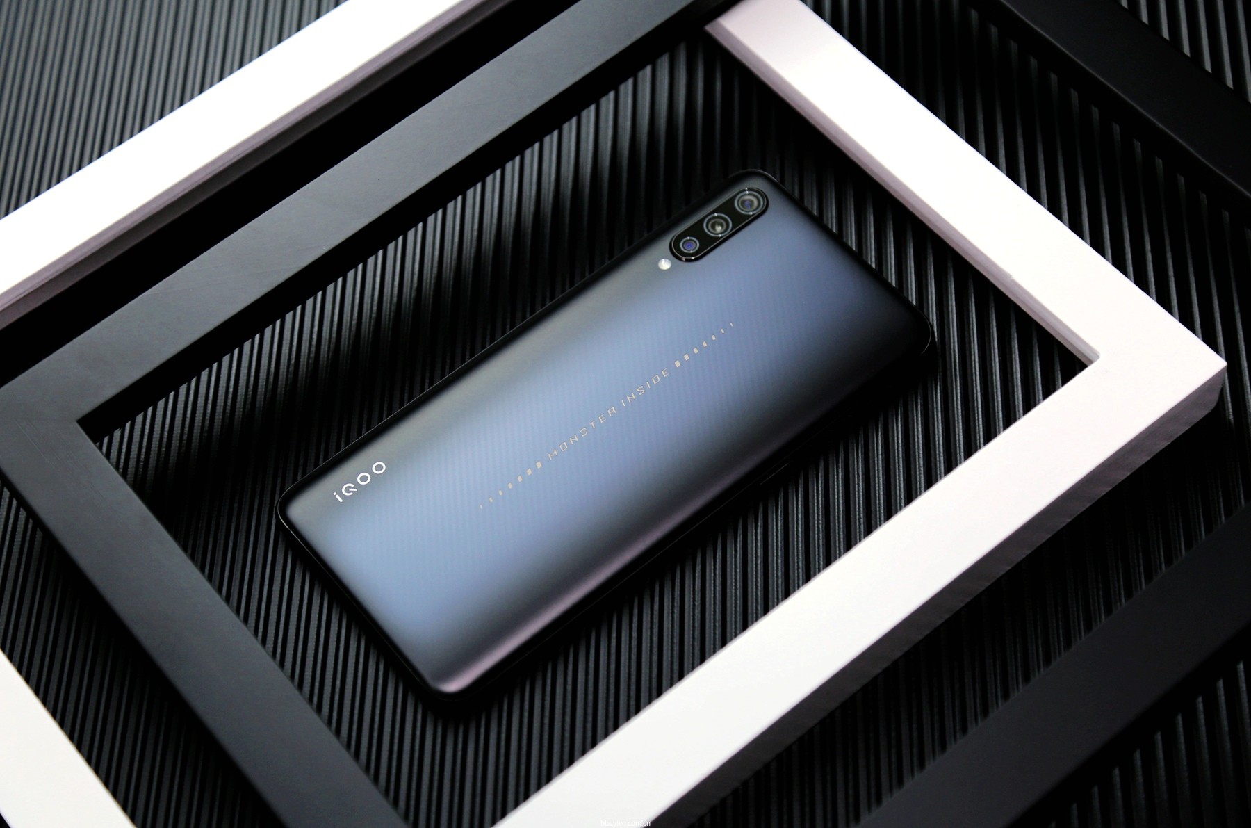 旗舰配置 匠心设计:iqoo全新手机极速上手体验