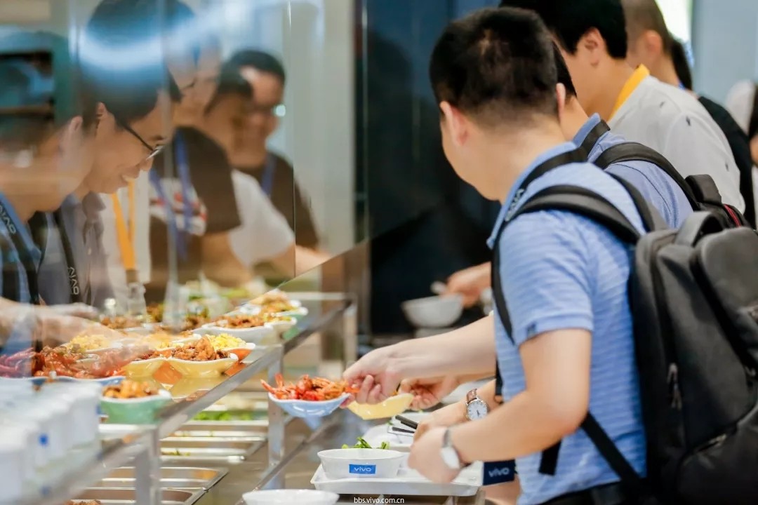 一到饭点,已经入住新园区的vivo员工陆续走进了食堂.