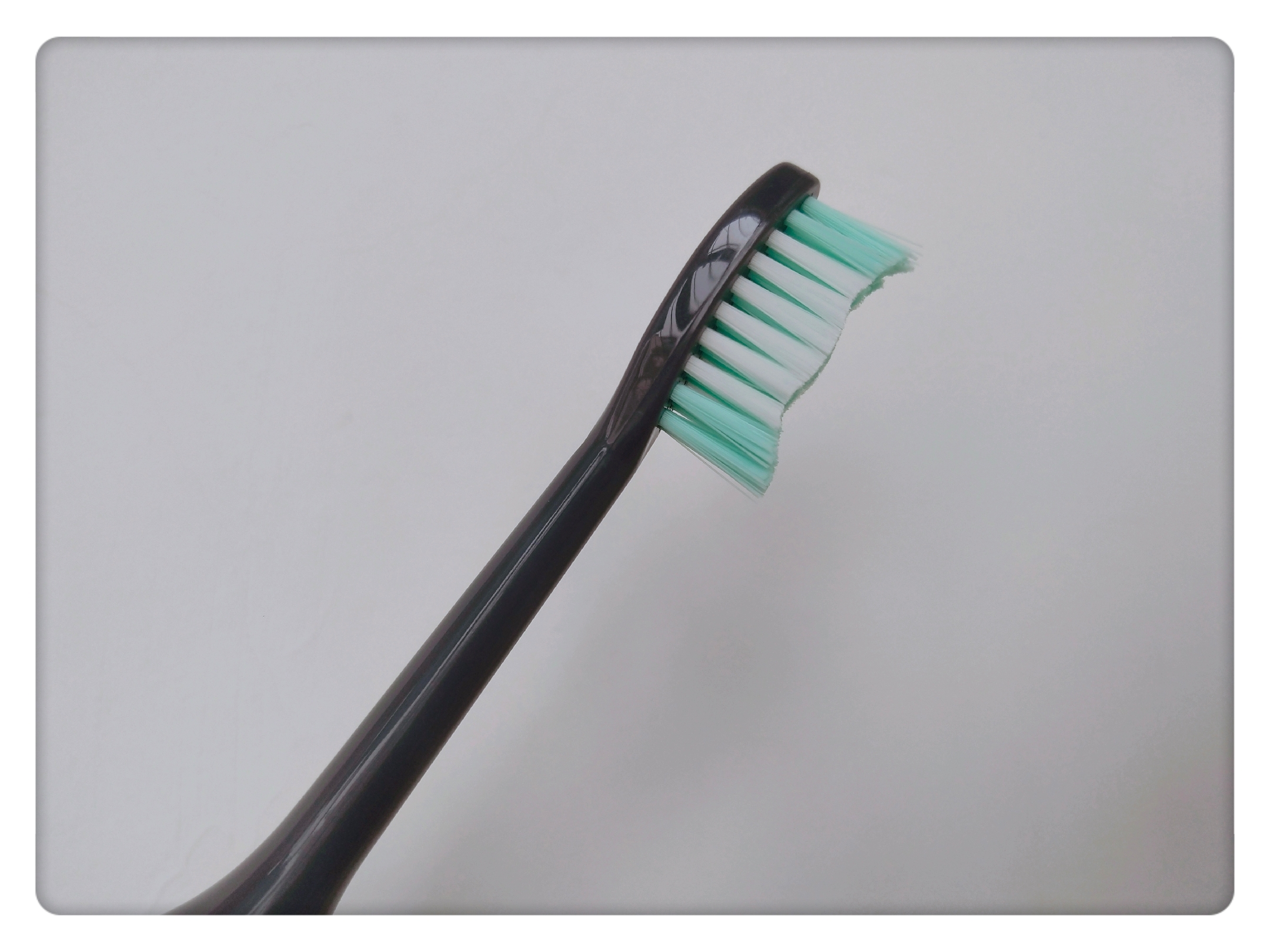 可以明显的从侧面看出,牙刷的刷头呈波浪形,在美观的同时,也可以照顾