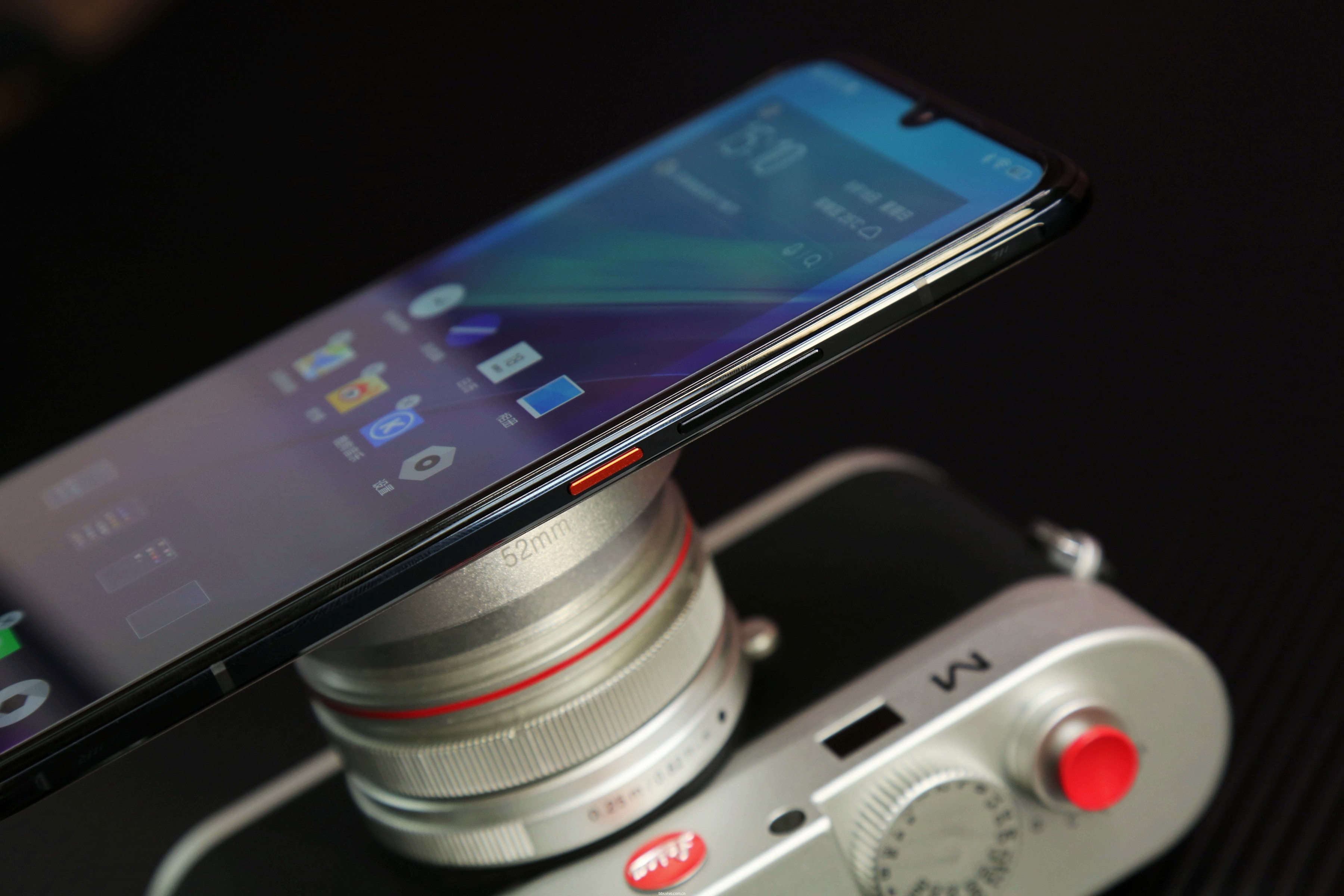 侧边橘色开关按键在超跑腰线的中间位置,起到了画龙点睛的作用.