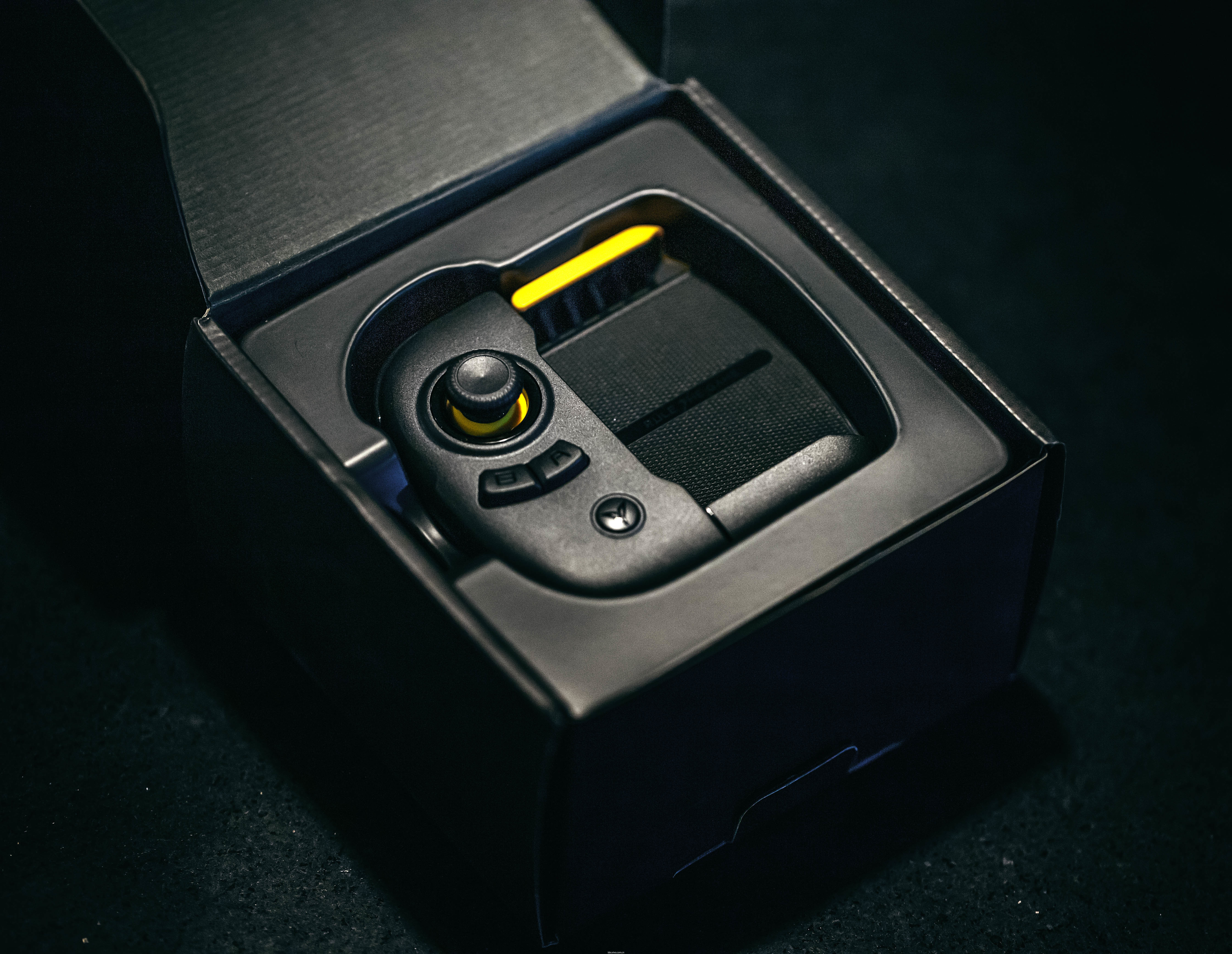 【v众测第23期】飞智黄蜂2单手手柄体验吃鸡快感