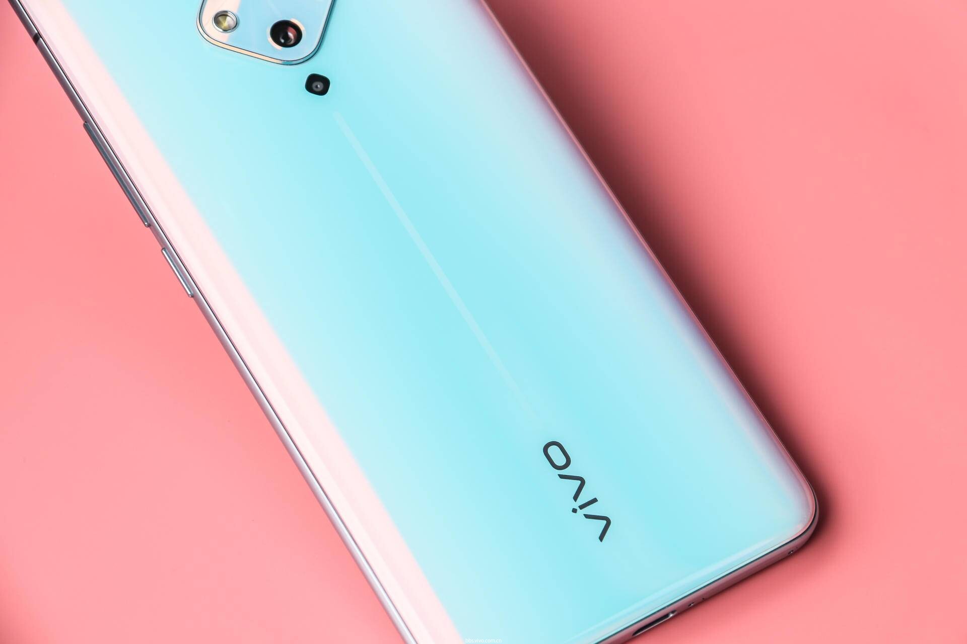 vivo s5开箱图赏,2.98mm孔径的挖孔屏颜值能否打动你?