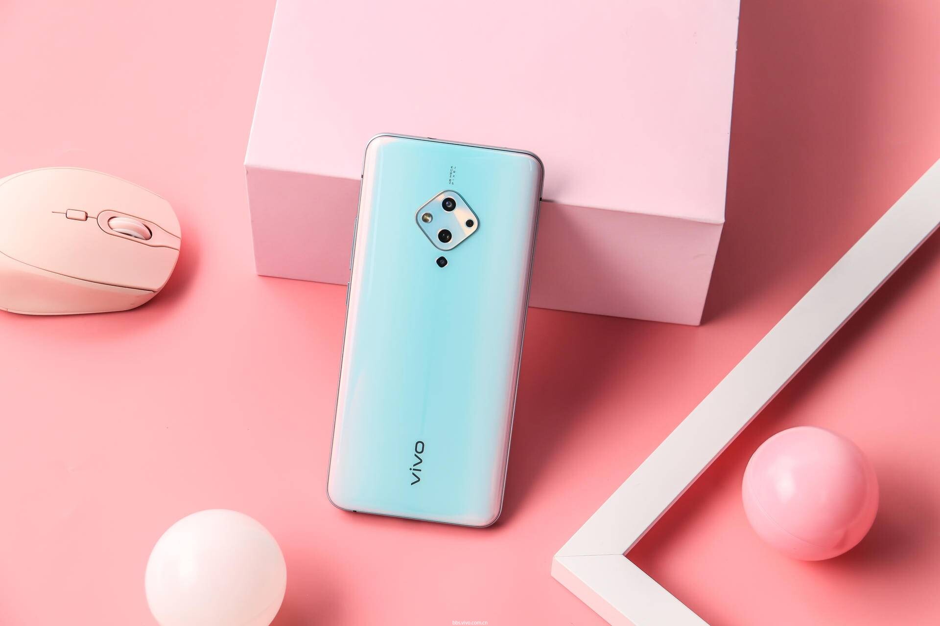 vivo s5开箱图赏,2.98mm孔径的挖孔屏颜值能否打动你?