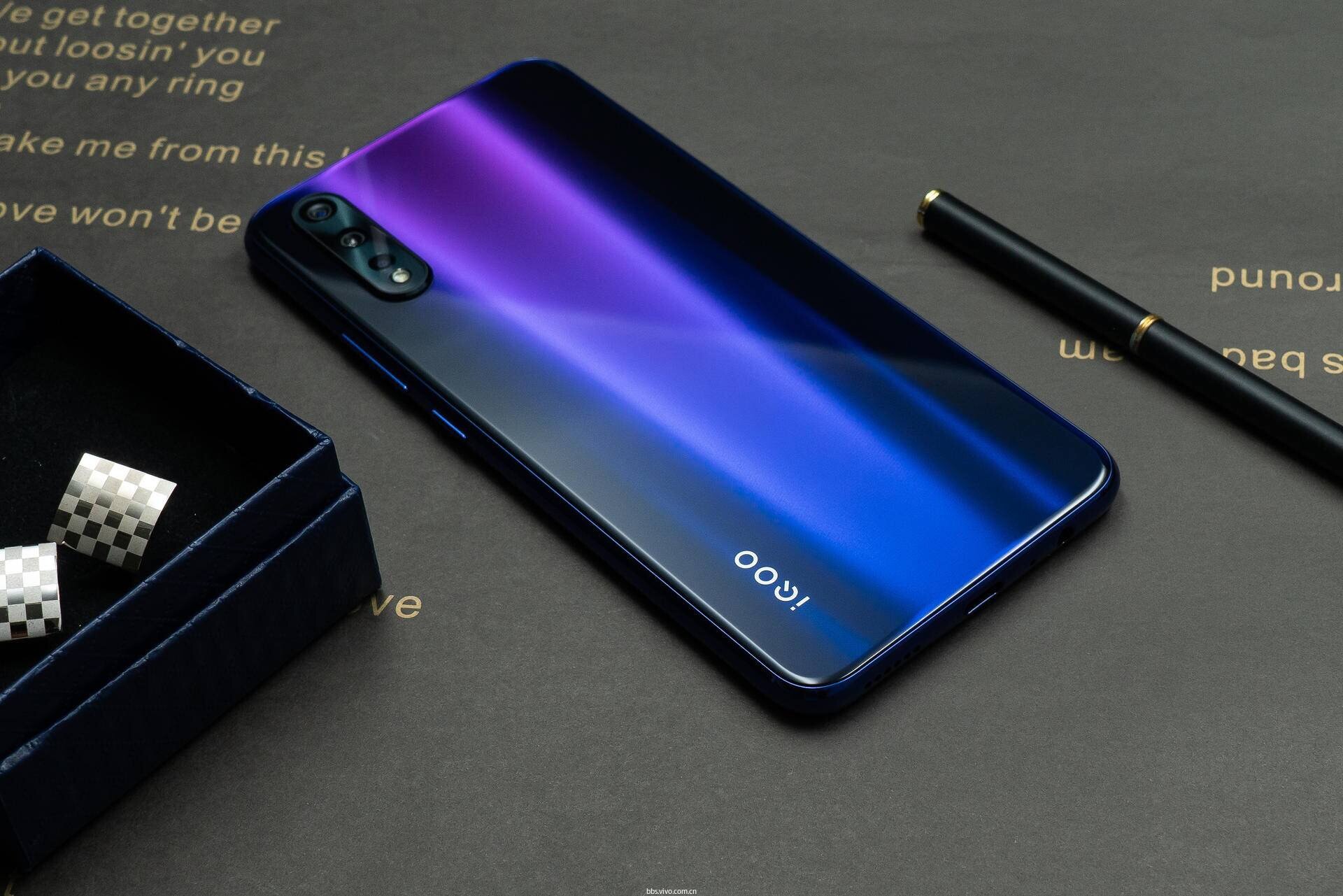 iqoo neo 855版美图欣赏,炫酷的电光紫配色激活你的电竞之魂 - vivo