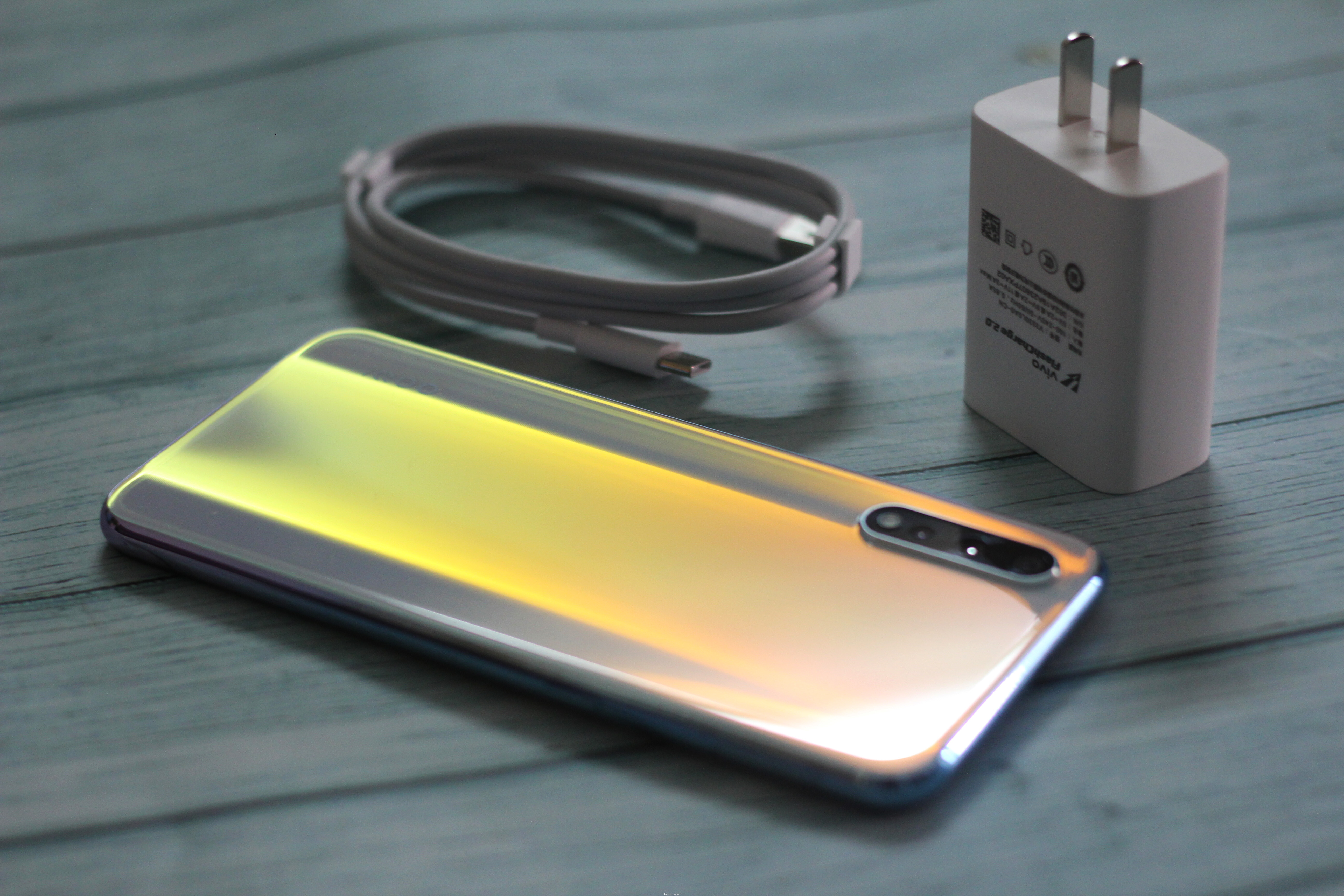 【iqoo neo 855版】 冰岛极光配色真机图赏