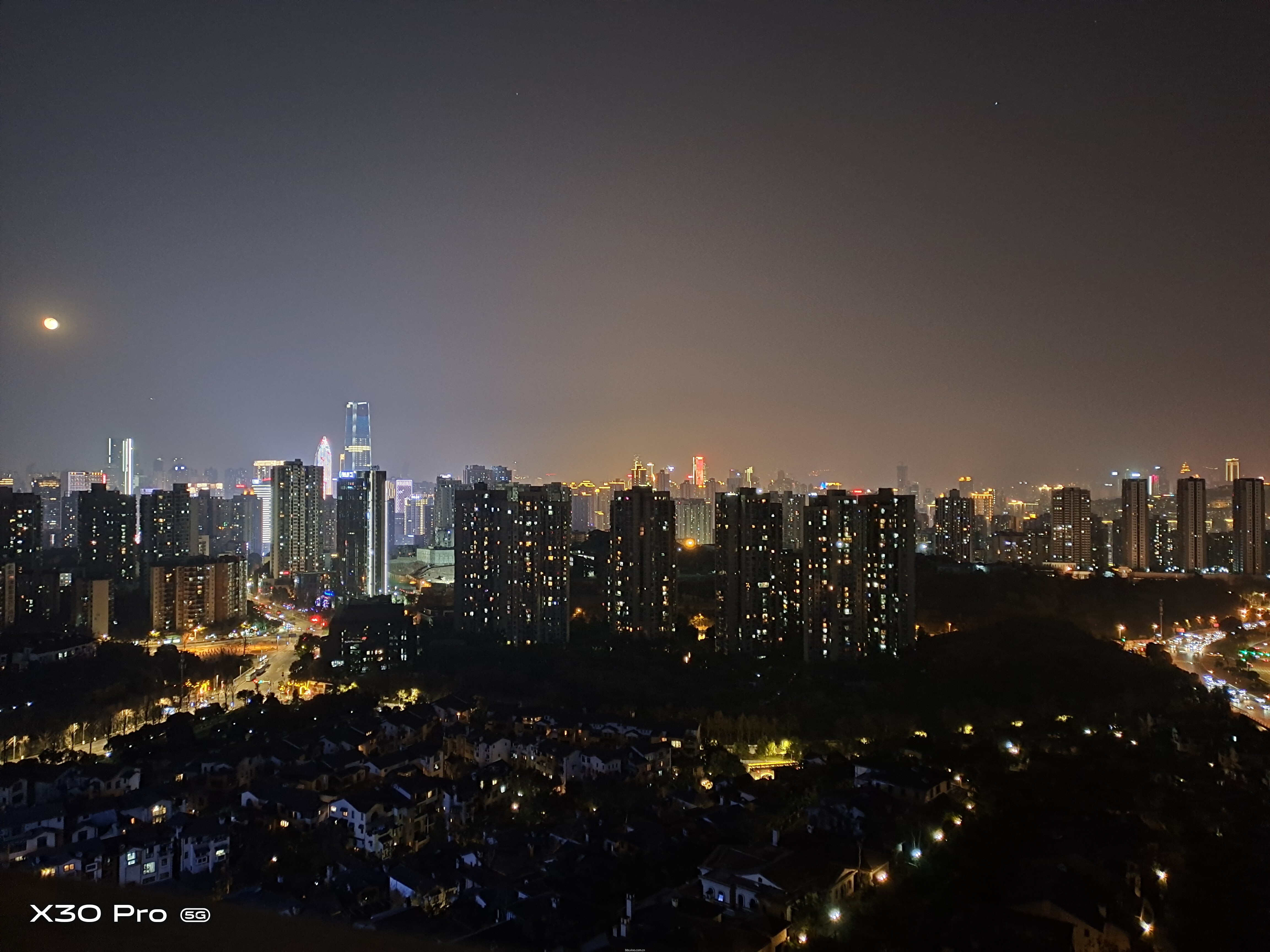 这样的月亮你肯定没拍过 vivo x30 pro 5g看月夜之美