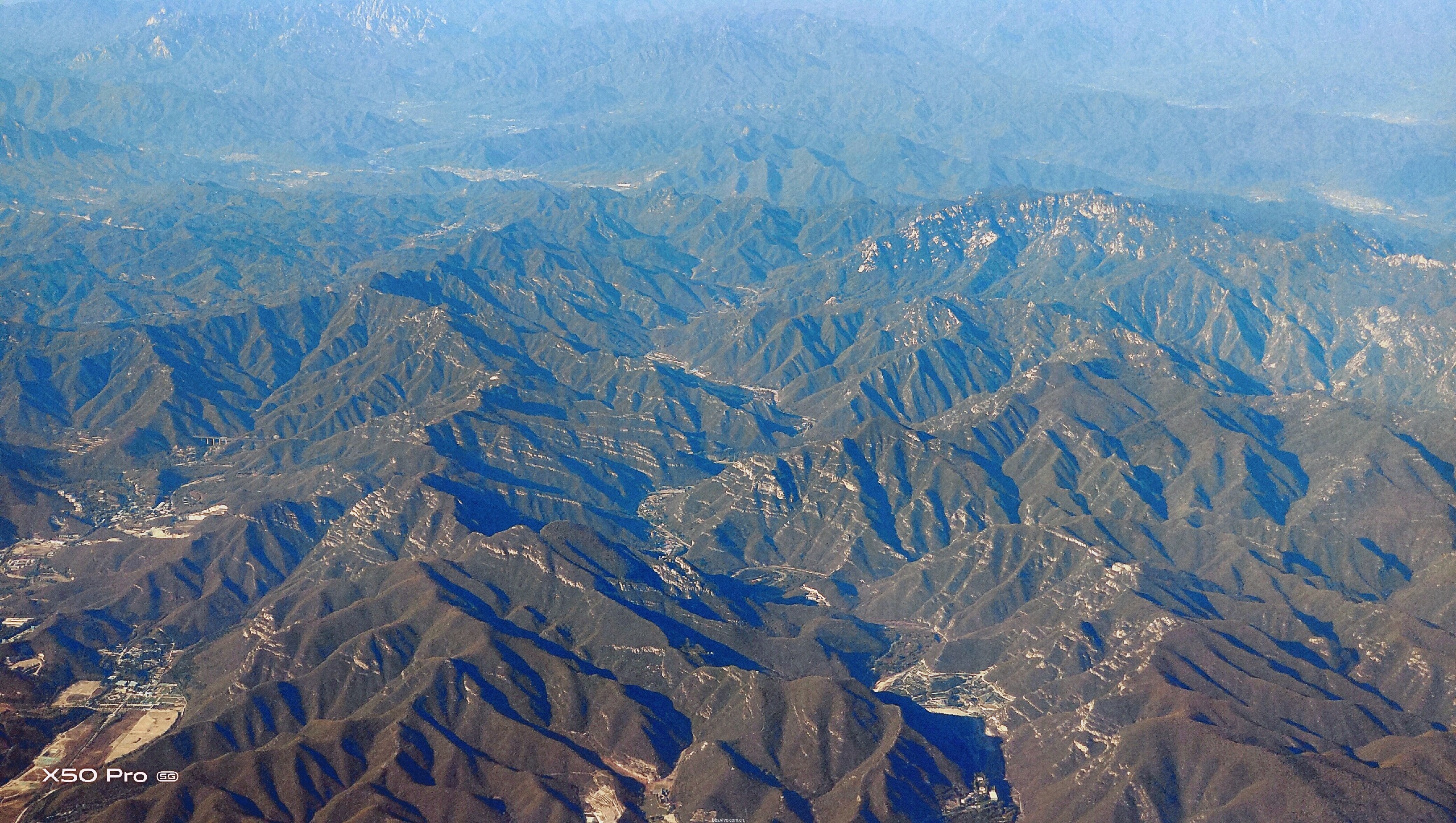 (飞机上俯视北方的山脉)